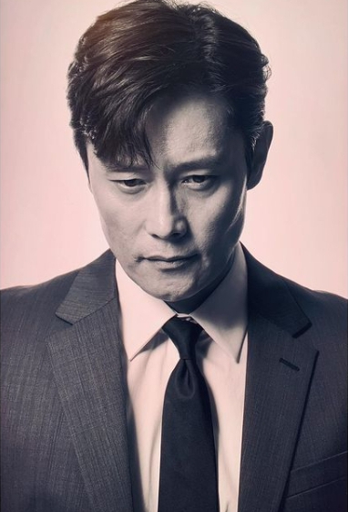 Actor Lee Byung-hun showed off his handsome beautiful looks.He posted a picture on Instagram on the 27th.The aura of Koreas leading movie star was poured out, as the admiration for being handsome caught the eye with its unique beautiful look.The netizen responded to It is so handsome and The Louvre Natural History Museum, Art Photo to London.Meanwhile, Lee Min-jung and Lee Byung-hun married in 2013 and got a son, Junhu, in 2015.Lee Byung-hun will appear in Song Kang-ho, Emergency Declaration, and Young-in and Victory.