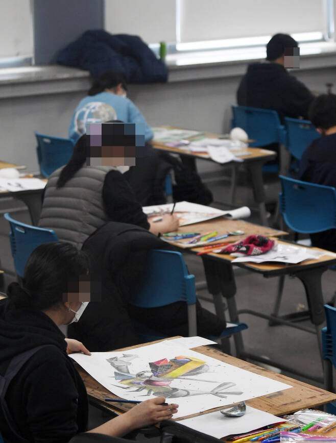 지난 달 17일 서울 성북구 국민대학교에서 마스크를 쓴 수험생들이 2021학년도 대입 정시모집 조형대학 실기고사를 치르고 있다. [연합]