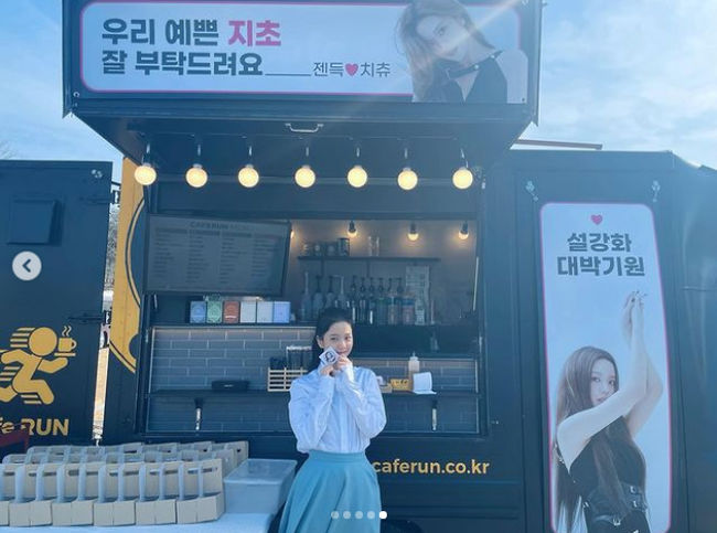 Group BLACKPINK members cheered JiSoo, who was filming Snow Strengthening, and boasted Moonlighting loyalty.JiSoo left his SNS on the 27th with an article entitled Thank you for the new nickname of Youngcho, which was built by Ji-deuk and an authentication shot with Master Show Lee of Koreas Master Show & Samhaeng City: Lisa: Sold.In the photo, JiSoo wore a sky-high costume and made a bright Smile in front of a coffee car sent by Lisa and Jenny Kim.JiSoos glamorous Smile catches the eye