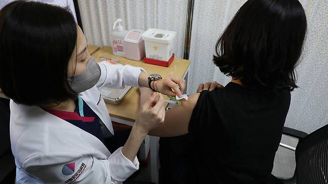국립중앙의료원 중앙예방접종센터에서 화이자 백신을 접종받는 의료진 (사진=공동취재단)