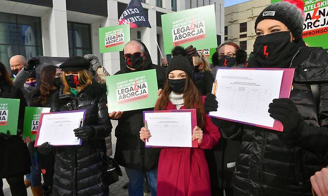 폴란드의 낙태 찬성 활동가들이 지난 6일 중부 로지에서 합법적 낙태를 위한 청원 운동을 벌이고 있다. 폴란드는 지난해 ‘기형 태아 낙태는 위헌’이란 헌법재판소 결정으로 낙태 제한이 더 강화됐다. 세계일보 자료사진
