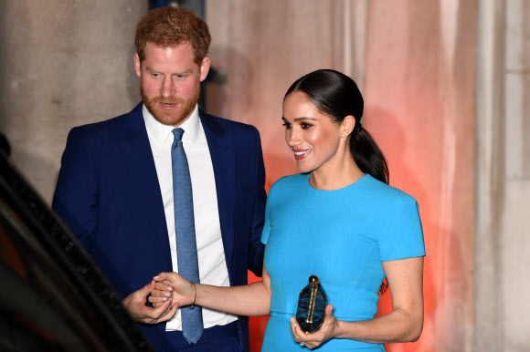 영국의 해리 왕자(왼쪽)와 메건 마클 왕자비가 5일(현지시간) 런던에서 열린 ‘인데버 펀드 어워즈(Endeavour Fund Awards)’ 행사장을 떠나고 있다.AFP 연합뉴스