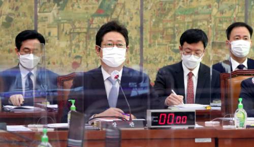 황희 문화체육관광부 장관이 지난 24일 국회 문화체육관광위원회 전체회의에서 답변하고 있다. /연합뉴스