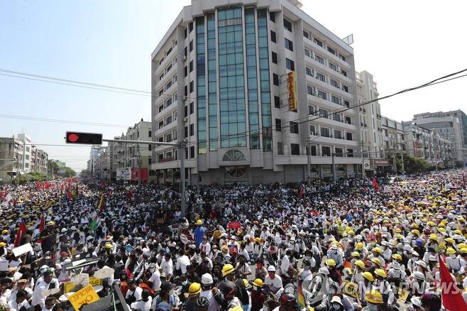 미얀마 쿠데타 항의 시위 [만달레이<미얀마> AP=연합뉴스 자료 사진]