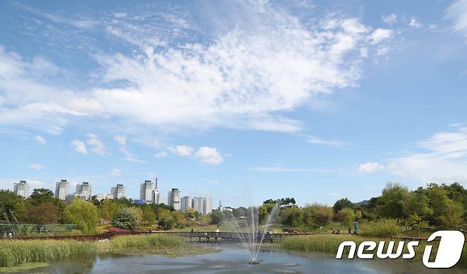대전 서구 한밭수목원 위로 파란 가을 하늘이 펼쳐져 있다. 뉴스1 © News1