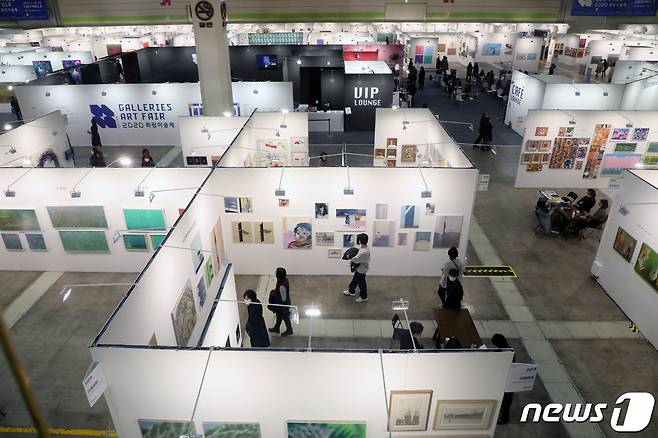 지난해 열린 '2020 화랑미술제'에서 관객들이 작품을 감상하고 있다. /뉴스1 © News1 황기선 기자