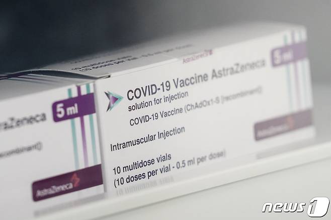 코로나19 백신 접종이 시작된 26일 오전 서울 마포구보건소에 아스트라제네카 백신이 준비돼 있다. 2021.2.26/뉴스1 © News1 이광호 기자