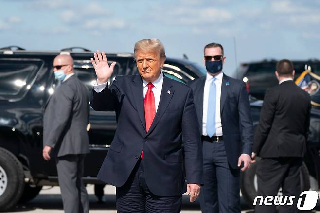 도널드 트럼프 미국 대통령이 플로리다주 웨스트 팜비치에 있는 팜비치 국제공항에 도착해 지지자들에게 손을 흔들고 있다. © AFP=뉴스1 © News1 우동명 기자