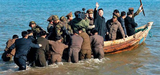 서해 부대 시찰 후 목선 타고 떠나는 북한 김정은의 모습. /조선중앙통신