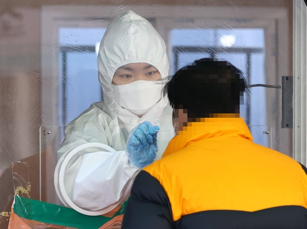 지난 27일 오전 서울역에 설치된 임시선별진료소에서 한 시민이 코로나19 검사를 받고 있다. /연합뉴스