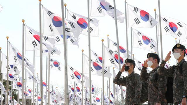 3·1절을 앞두고 26일 오후 충남 천안 독립기념관을 찾은 군장병들이 태극기광장에서 거수경례를 하고 있다. 뉴스1