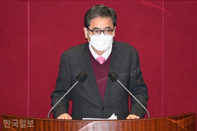 곽상도 국민의힘 의원이 26일 오후 서울 여의도 국회에서 열린 본회의에서 가덕도신공항 건설을 위한 특별법안에 대해 반대 입장을 표명하고 있다. 오대근 기자