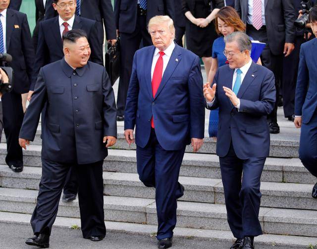 문재인 대통령과 김정은 북한 국무위원장, 도널드 트럼프 미국 대통령이 2019년 6월 30일 판문점 남측 자유의 집에서 나오며 얘기를 나누고 있다. 연합뉴스