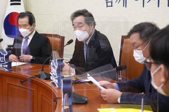 더불어민주당 이낙연 대표가 28일 국회에서 4차 재난지원금 지급 대상과 추가경정예산 규모 등을 결정하기 위한 고위 당정철협의에서 발언하고 있다. 우상조 기자