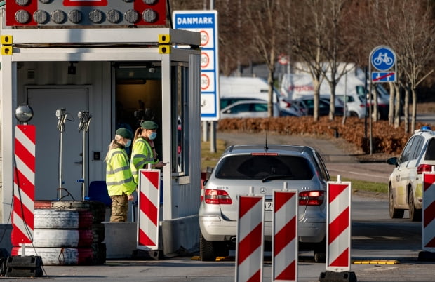 독일 북부 플렌스부르크와의 접경지대에서 21일(현지시간) 덴마크 국경 경찰이 출입국자들의 서류를 살펴보고 있다. 사진=연합뉴스