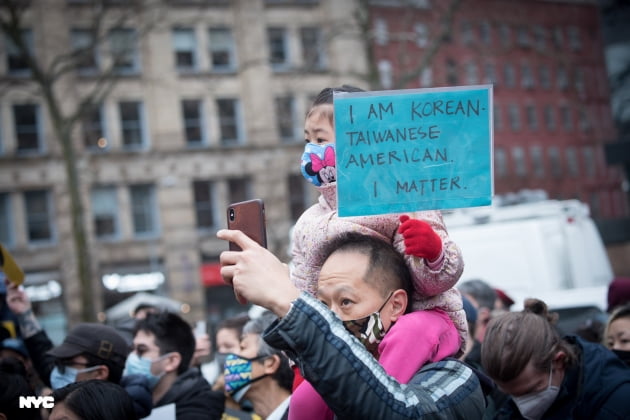 27일(현지시간) 미국 뉴욕시 맨해튼 남부 폴리 광장에서 열린 집회에서 참석자들이 아시아인을 겨냥한 증오범죄를 규탄하고 있다. 사진=빌 더블라지오 뉴욕시장 트위터