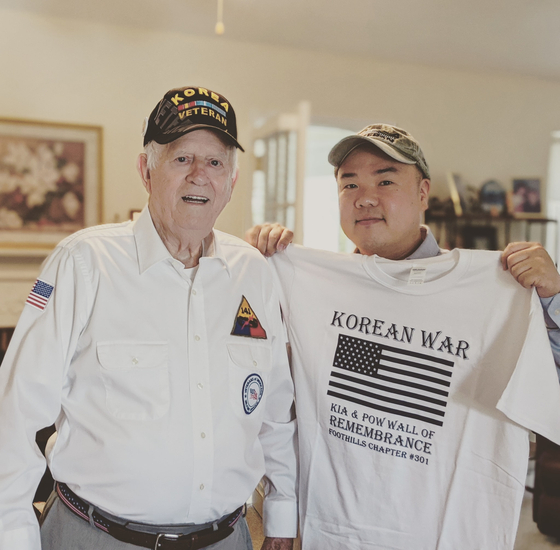 Rami poses next to Lewis Vaughn, who served IN the U.S. Forces in Korea. [RAMI HYUN]