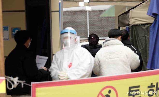 아스트라제네카 백신 접종을 하루 앞둔 25일 서울 송파구보건소에서 시민들이 '코로나19' 검사를 받기 위해 이동하고 있다. / 사진=김휘선 기자 hwijpg@