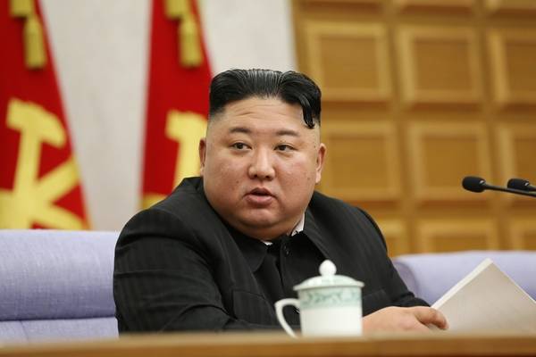 북한에서 김정은에 대한 위인전을 발행했다. 사진은 김정은 조선노동당 총비서가 지난 10일 북한 노동당 중앙위원회 제8기 제2차 전원회의를 진행하는 모습. /사진=평양 노동신문