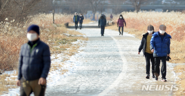 [전주=뉴시스] 김얼 기자 = 전주천변 산책로에 시민들이 산책을 즐기고 있다.