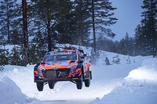 ‘2021 월드랠리챔피언십’ 2차 대회 핀란드 북극 랠리에서 현대자동차 ‘i20 Coupe WRC’ 랠리카가 주행하고 있는 모습. (사진=현대차)