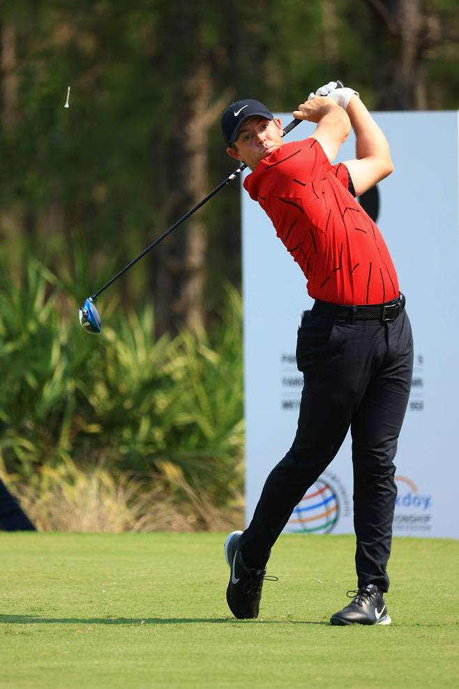 로리 매킬로이가 타이거 우즈의 상징인 빨간색 티셔츠에 검은색 바지를 입고 경기하고 있다. (사진=AFPBBNews)