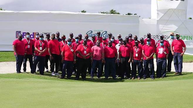 미국프로골프(PGA) 투어 푸에르토리코오픈 4라운드에서 빨간색 셔츠, 검은색 하의를 입은 대회 진행요원들(PGA 투어 제공) © 뉴스1