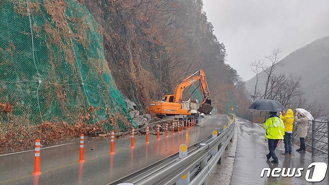 1일 강원 춘천 의암댐 피암터널 인근에 낙석이 발생해 차량통행이 제한됐다.(춘천시 제공)© 뉴스1