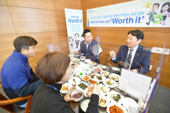 권준학 농협은행 은행장(사진 오른쪽)과 데이터사업부 직원들이 지난달 26일 서울시 중구에 위치한 농협은행 본사에서 오찬을 함께하며 소통하고 있다.