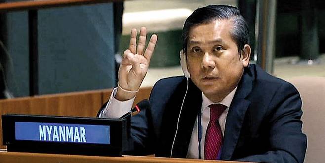 초 모에 툰 유엔 주재 미얀마 대사가 26일(현지 시각) 유엔 총회에서 쿠데타를 일으킨 군부를 비판한 뒤 저항을 상징하는 ‘세 손가락 경례’를 하고 있다. /로이터 연합뉴스