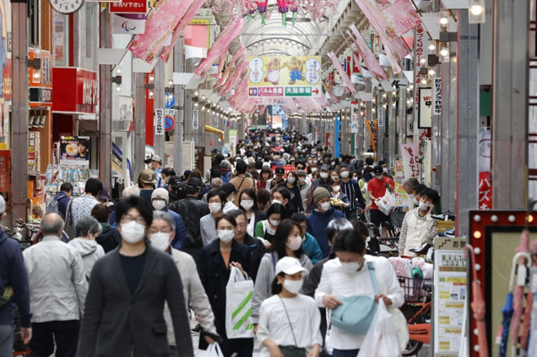 지난해 4월 일본 도쿄도 시나가와구의 상점가에서 마스크를 쓴 사람들이 밀집해 있다. /교도 연합뉴스