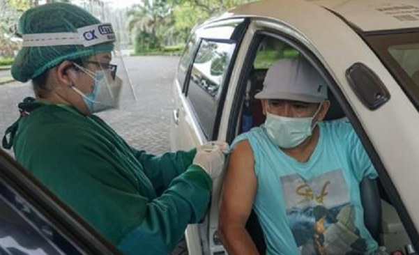 인도네시아 발리에 설치된 '드라이브 스루' 백신접종 센터에서 한 남성이 코로나19 백신을 맞고 있다. /신화 연합뉴스