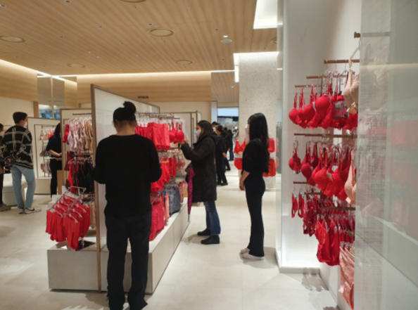더 현대 서울 3층에 마련된 속옷 코너. 현재 전시된 제품은 빨간 속옷이 대부분이다. /이선목 기자