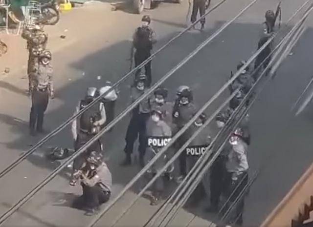 지난달 28일 미얀마 군경이 시위대를 향해 조준 사격 자세를 취하고 있다. SNS 캡처