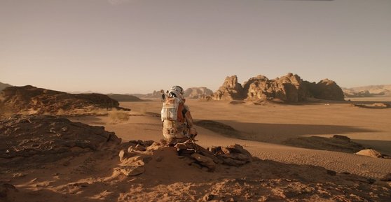 옛날부터 사람들은 화성을 주목하며 흥미를 품었고, 현재도 화성을 탐색하고 있다. 사진은 화성 탐사를 주제로 한 SF 영화 ‘마션’의 한 장면.