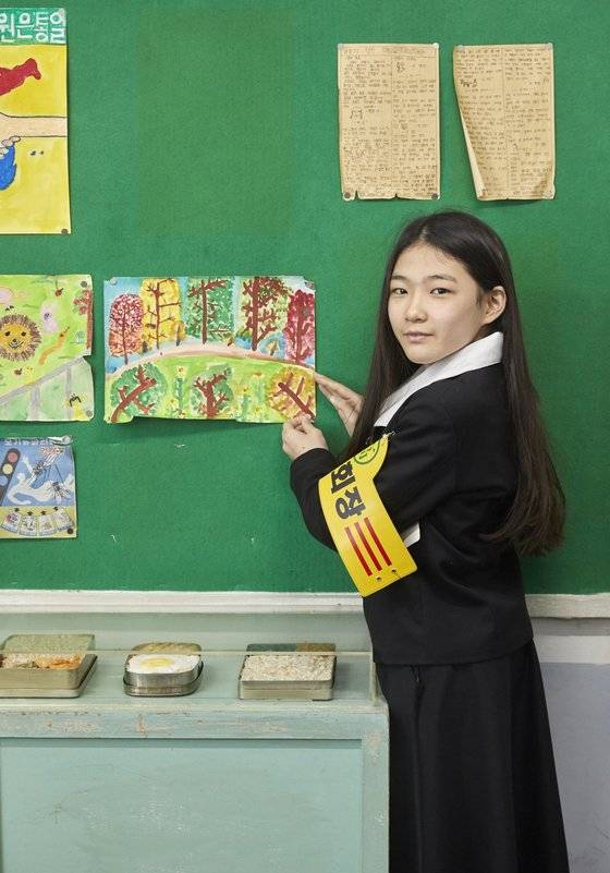 일일 전교 회장으로 변신한 박성경 학생모델이 교실 환경미화에 나섰다.