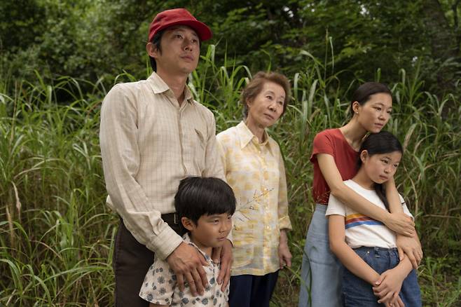 영화 <미나리>는 1980년대 한국인 이민자인 제이콥·모니카의 가족이 미국 아칸소주 시골에 정착해 살아가는 이야기다. 판씨네마 제공
