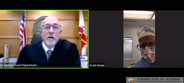 수술복을 입고 재판에 참여한 스콧 그린(오른쪽). 유튜브 캡처