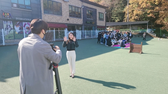 김주영 리포터가 경인여대 펫토탈케어과에 대해 소개하고 있다 / 사진=서형석 기자