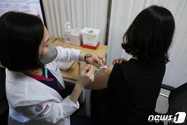 지난 27일 오전 서울시 중구 을지로 국립중앙의료원 중앙예방접종센터에서 의료원 의료진이 화이자 백신을 접종 받고 있다. /사진제공=뉴스1
