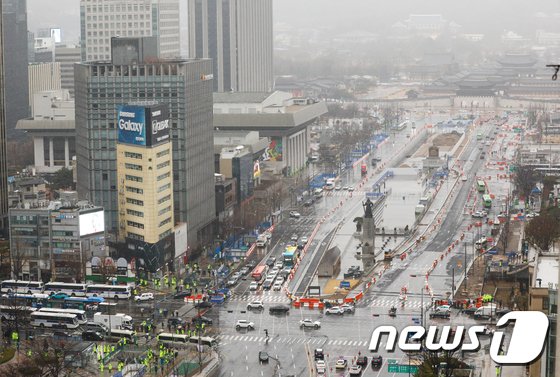 102주년 3·1절인 1일 보수단체들의 집회가 열린 서울 종로구 세종대로 일대에서 경찰이 철제 펜스를 설치한 뒤 경계근무를 하고 있다. 2021.3.1/사진 = 뉴스1