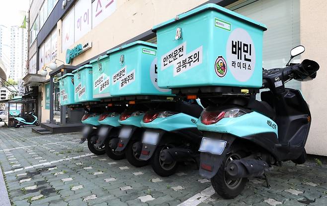 코로나19 사태로 배달업계가 호황을 맞고 있지만 일부 배달원의 몰지각한 태도는 해당 업계에 대한 불신을 키우는 요인으로 작용하기도 한다. /사진=뉴스1