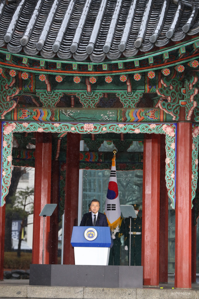 [서울=뉴시스]추상철 기자 = 문재인 대통령이 1일 오전 서울 종로구 탑골공원에서 열린 제102주년 3·1절 기념식에 참석해 기념사를 하고 있다. 2021.03.01. scchoo@newsis.com