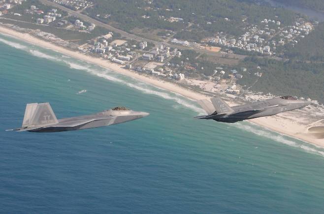 F-22(왼쪽)와 F-35(오른쪽)의 비행 모습. 미 국방부 영상정보시스템