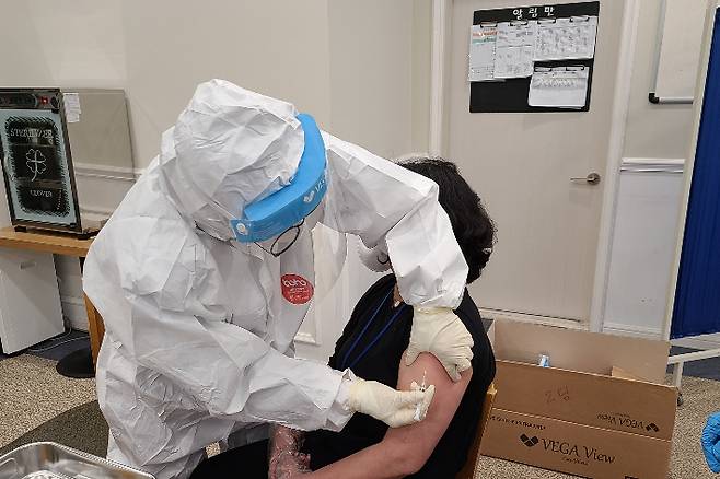 지난 26일 광주 한 요양병원에서 코로나19 백신접종이 이뤄지고 있다. 김한영 기자