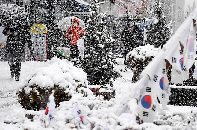 강원산간과 동해안에 폭설이 쏟아진 1일 강릉시내에서 시민들이 눈속에 귀가를 서두르고 있다. 강원일보 제공