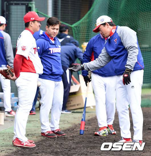 [OSEN=오키나와(일본), 이대선 기자] 2017년 일본 오키나와 킨구장에서 진행된 KIA 타이거즈의 전지 훈련에서 KIA 김민호 코치가 선수들이 낭심 보호대를 착용했는지 확인해보고 있다. /sunday@osen.co.kr