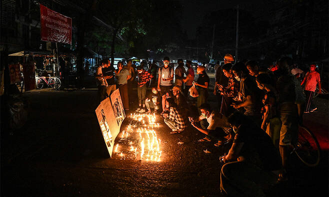 미얀마 최대 도시 양곤에서 지난달 28일(현지시간) 시민들이 군부 쿠데타 규탄 시위 도중 숨진 희생자들을 추모하고 있다. 양곤=AFP연합뉴스