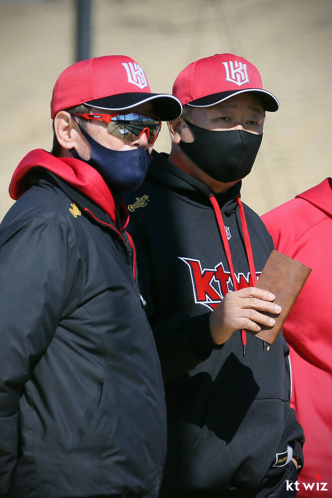 이강철 KT 감독(왼쪽)과 선동열 전 야구 대표팀 감독이 부산 기장 현대차드림볼파크에서 진행된 KT 전지훈련에서 선수들의 훈련을 지켜보며 이야기하고 있다. KT 위즈 제공
