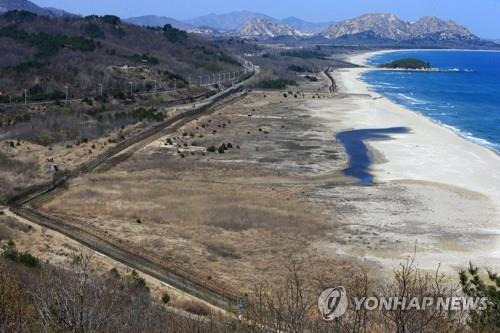 DMZ 둘레길 인근 해안 철책 [연합뉴스 자료사진]